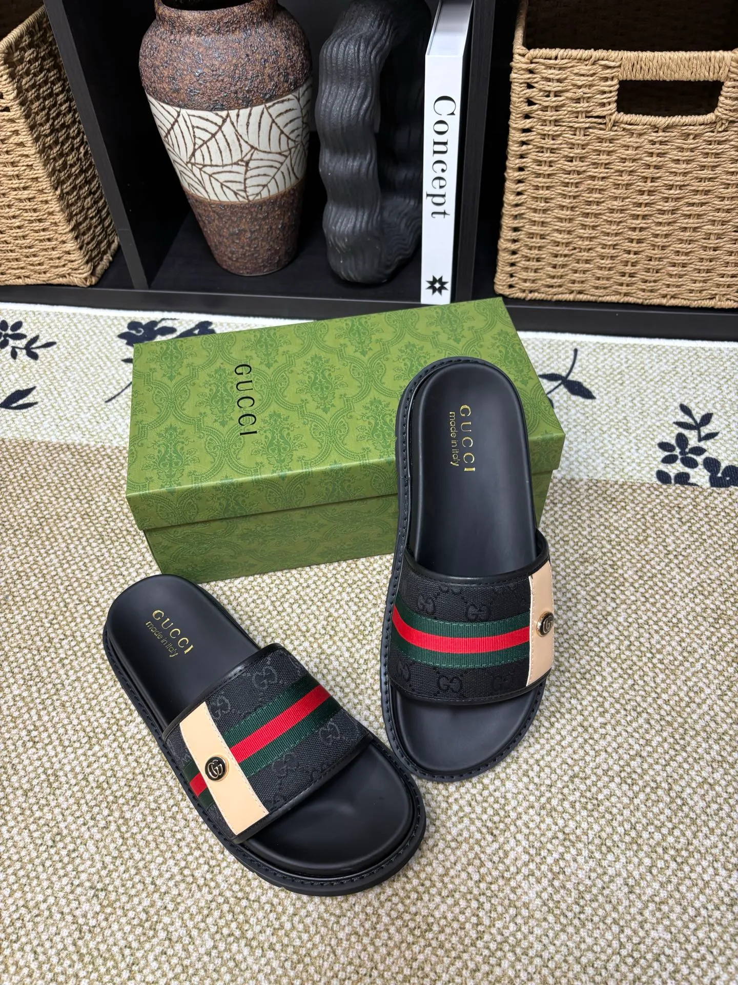 Factory 💰 300 yuan Gucci slippers] high-end men's shoes brand official website 1:1 latest masterpiece: original mold customization, the fabric is made of imported original materials, upgraded outsole, lighter and non-slip. The market's top quality, simple yet tasteful, a must-have for fashionistas, fashionable at your feet, full of confidence, the same style at the counter 👍The season of summer slippers is here. Code: 38-45 (45 customized)